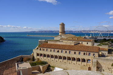 Frankreich, Marseille, alter Hafen, Fort Saint Jean mit Signalturm - LBF02556