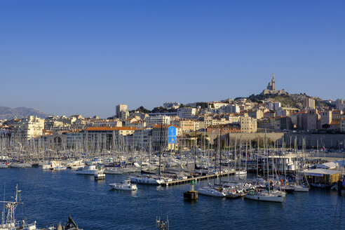 Frankreich, Marseille, alter Hafen mit der Notre Dame de la Garde - LBF02558