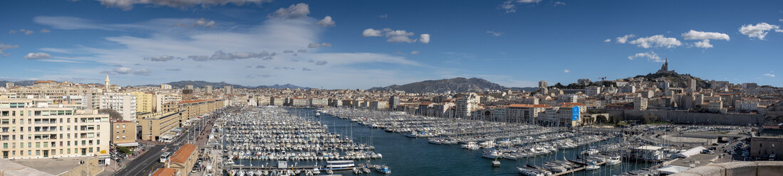 Frankreich, Marseille, alter Hafen mit der Notre Dame de la Garde, Panoramablick - LBF02560