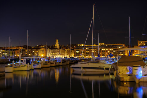 Frankreich, Marseille, Altstadt, alter Hafen bei Nacht - LBF02561