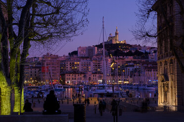 Frankreich, Marseille, Altstadt, alter Hafen und Notre Dame de la Garde in der Abenddämmerung - LBF02562