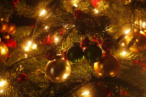 Weihnachtsbaum mit Christbaumkugeln und Lichterketten, Teilansicht - JTF01213
