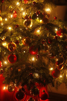 Weihnachtsbaum mit Christbaumkugeln und Lichterketten, Teilansicht - JTF01214