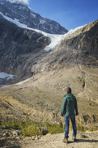 Kanada, Jasper National Park, Wanderer am Mount Edith Cavell und Angel Glacier, lizenzfreies Stockfoto