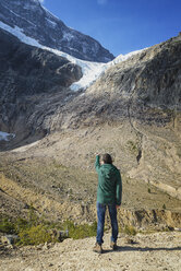 Kanada, Jasper National Park, Wanderer auf dem Aussichtspunkt am Mount Edith Cavell und Angel Glacier - EPF00588