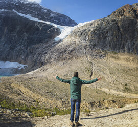 Kanada, Jasper National Park, Wanderer mit erhobenen Armen am Mount Edith Cavell und Angel Glacier - EPF00589