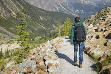 Kanada, Jasper National Park, Wanderer am Berg Edith Cavell - EPF00591