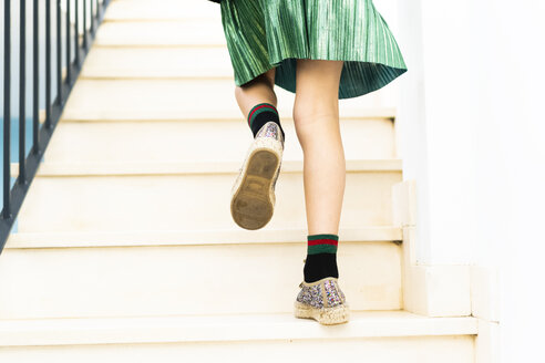 Mädchen mit grünem Rock läuft die Treppe hinauf - ERRF00966