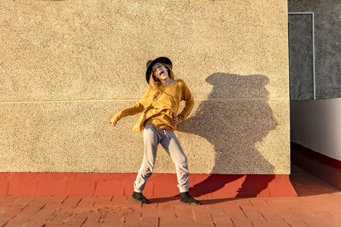 Porträt eines singenden und tanzenden Mädchens auf einer Dachterrasse - ERRF01014