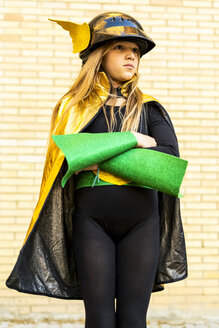 Mädchen im Superheldin-Kostüm posiert an der Backsteinmauer - ERRF01030