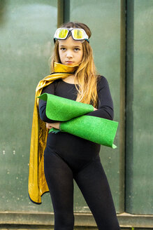 Mädchen posiert im Superheldin-Kostüm - ERRF01039