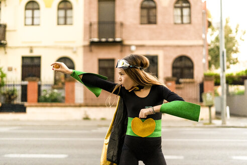 Mädchen posiert im Superheldin-Kostüm - ERRF01050