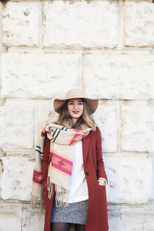 Portrait of a smiling stylish woman wearing a floppy hat - IGGF01129
