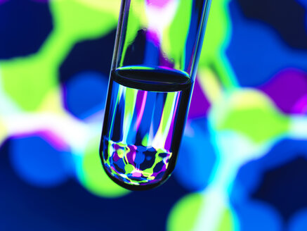 Biotechnologie-Forschung, Reagenzglas mit einer chemischen Formel und einer Abbildung der Struktur auf dem Bildschirm im Labor - ABRF00372