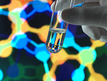 Biotechnologie-Forschung, Reagenzglas mit einer chemischen Formel und einer Abbildung der Struktur auf dem Bildschirm im Labor - ABRF00373