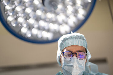 Porträt eines Arztes und Chirurgen während einer Operation - OCMF00386