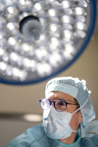 Porträt eines Arztes und Chirurgen während einer Operation, lizenzfreies Stockfoto