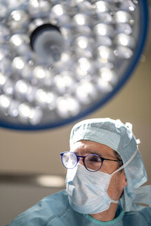 Porträt eines Arztes und Chirurgen während einer Operation - OCMF00389