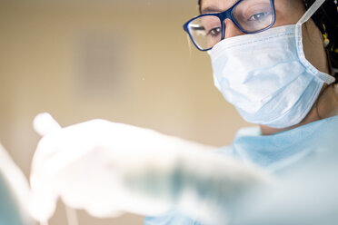 Female surgeon during operation - OCMF00396