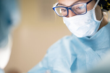 Female surgeon during operation - OCMF00397