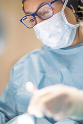 Female surgeon during operation - OCMF00398