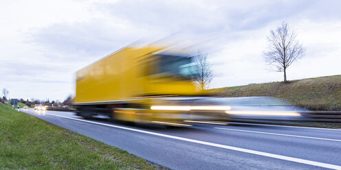 Deutschland, Baden-Württemberg, Lkw überholt Auto auf Bundesautobahn - WDF05235