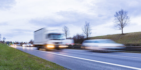 Deutschland, Baden-Württemberg, Lkw überholt Auto auf Bundesautobahn - WDF05236