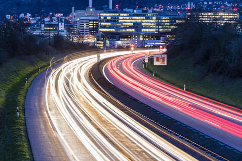 Deutschland, Baden-Württemberg, Lichtspuren auf der Bundesstraße bei Unterturkheim, lizenzfreies Stockfoto