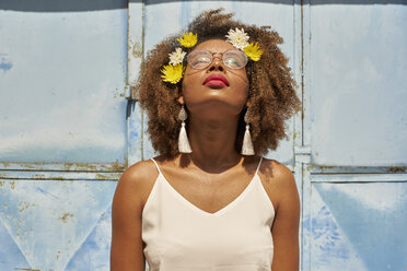 Porträt einer jungen Frau mit roten Lippen, Brille und Blumen im Haar, die nach oben schaut - VEGF00005