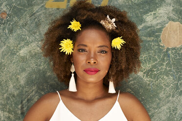 Porträt einer jungen Frau mit roten Lippen, Ohrringen und Blumen im Haar - VEGF00008