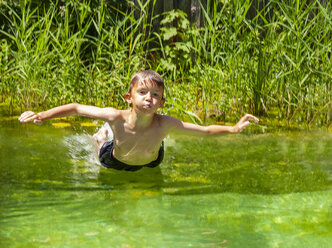 Porträt eines ins Wasser springenden Jungen - WWF05042