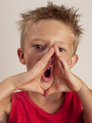 Portrait of boy screaming - WWF05046