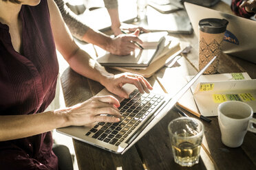 Kreativprofis bei der Arbeit an einem Projekt, mit Laptop, Nahaufnahme - MJRF00158