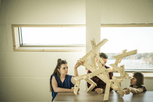 Eine Gruppe von Kreativen baut ein Holzobjekt für ein Projekt - MJRF00187
