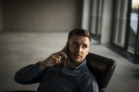 Junger Geschäftsmann beim Telefonieren, lizenzfreies Stockfoto