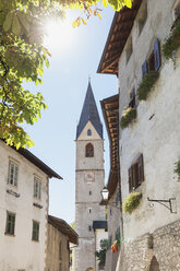 Italien, Südtirol, Margreid, Südtiroler Weinstraße, Dorfansicht mit Kirchturmspitze - GWF06060