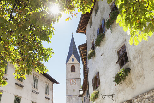 Italien, Südtirol, Margreid, Südtiroler Weinstraße, Dorfansicht mit Kirchturmspitze - GWF06061