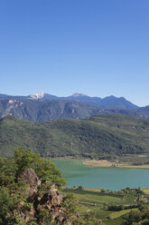 Italien, Südtirol, Blick über die Weinberge und den Kalterer See mit Schloss Leuchtenburg - GWF06064