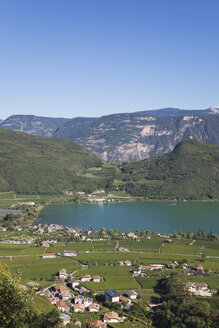 Italien, Südtirol, Blick über den Kalterer See und St. Josef am See mit der Leuchtenburg - GWF06065