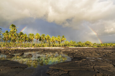 USA, Hawaii, Big Island, Pu'uhonua o Honaunau National Park, Lavaküste und Regenbogen - FOF10632