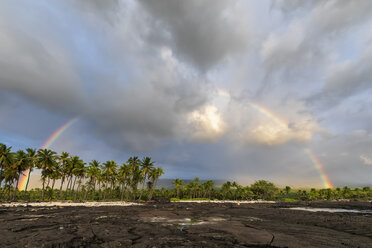 USA, Hawaii, Big Island, Pu'uhonua o Honaunau National Park, Lavaküste und Regenbogen - FOF10634