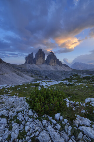 Italien, Sextner Dolomiten, Drei Zinnen bei Sonnenuntergang, Naturpark Drei Zinnen, Unesco Weltnaturerbe, lizenzfreies Stockfoto