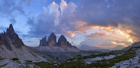 Italien, Sextner Dolomiten, Drei Zinnen bei Sonnenuntergang, Naturpark Drei Zinnen, Unesco Weltnaturerbe, lizenzfreies Stockfoto