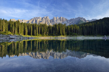 Italien, Südtirol, Dolomiten, Karersee und Latemar - RUEF02143