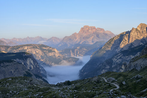 Italien, Pragser Dolomiten, Blick auf den Berg Hohe Gaisl - RUEF02144