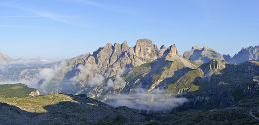 Italy, Dolomites, Bozen Province, the mountains Schwalbenkofel, Grosser Rautkofel, Schwabenalpenkopf, Birkenkofel, Hochebenkofel at early morning - RUEF02146