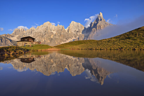 Italien, die Berggruppe mit dem Berg Pale di San Martino mit Cimon della Pala, der sich im kleinen See bei Sonnenuntergang spiegelt, Rifugio Baita Giovanni Segantini - RUEF02156