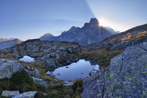 Italien, Dolomiten, Pale di San Martino Berggruppe mit Berggipfel Cimon della Pala und zwei kleinen Bergseen bei Sonnenaufgang, lizenzfreies Stockfoto