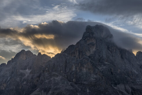 Italien, Dolomiten, Passo Rolle, Trentino, Pale di San Martino Berggruppe mit Berggipfel Cimon della Pala bei Sonnenaufgang - RUEF02164