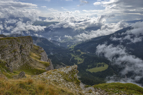 Italien, Dolomiten, Südtirol, Blick von der Seceda über das Grödnertal mit dramatischen Wolken über den Bergen - RUEF02169